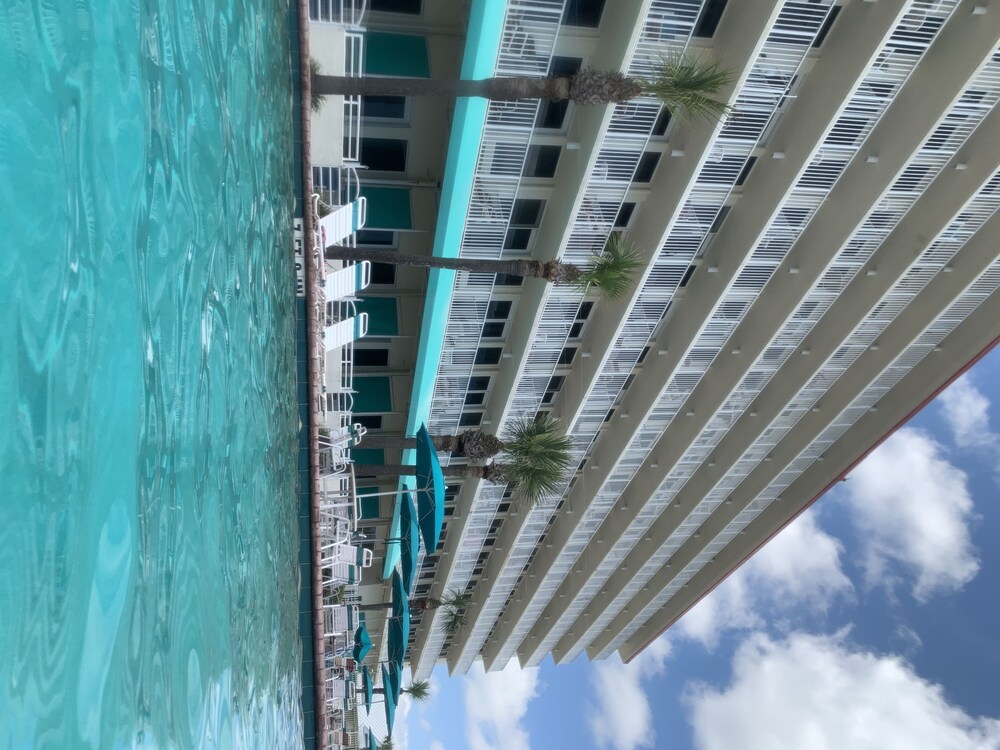 Daytona Beach, Ocean Front and Pool Side Suite (UNIT 101)