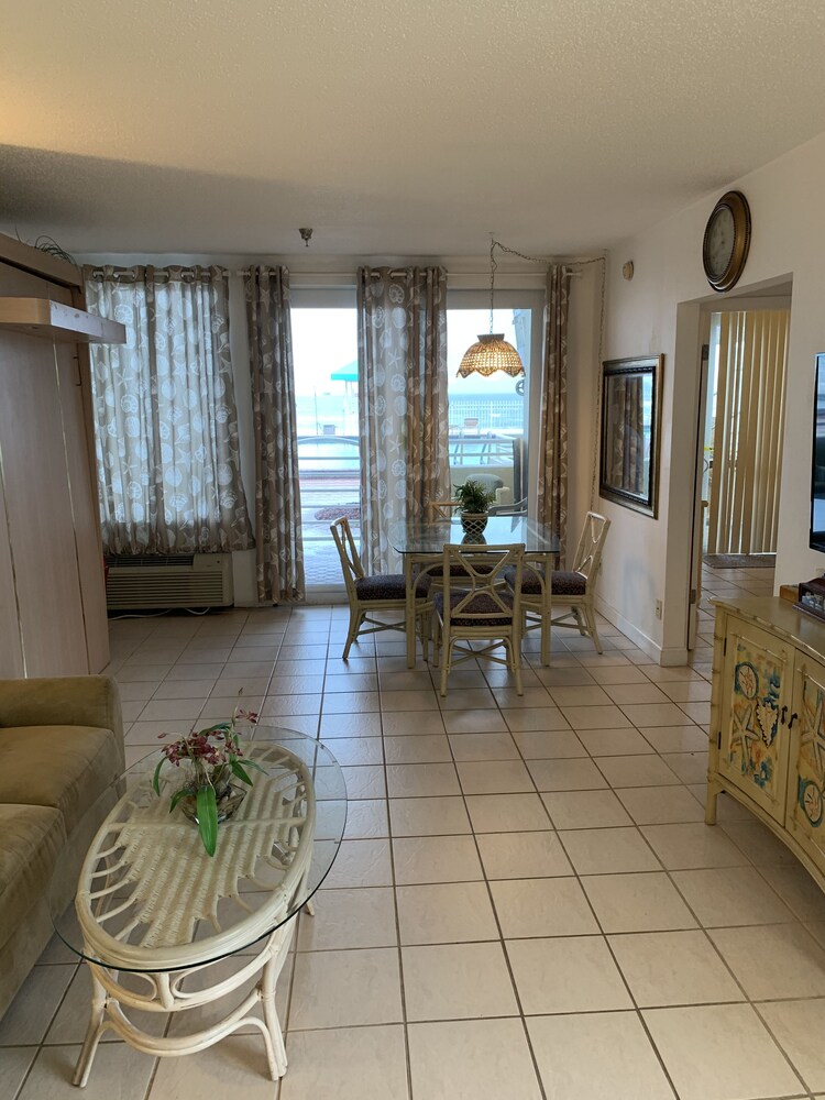 Daytona Beach, Ocean Front and Pool Side Suite (UNIT 101)