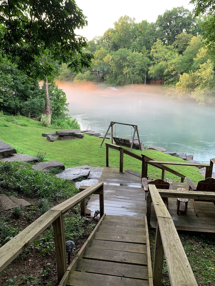 Log Cottage on the Little Red River with hot tub. Deals & Reviews