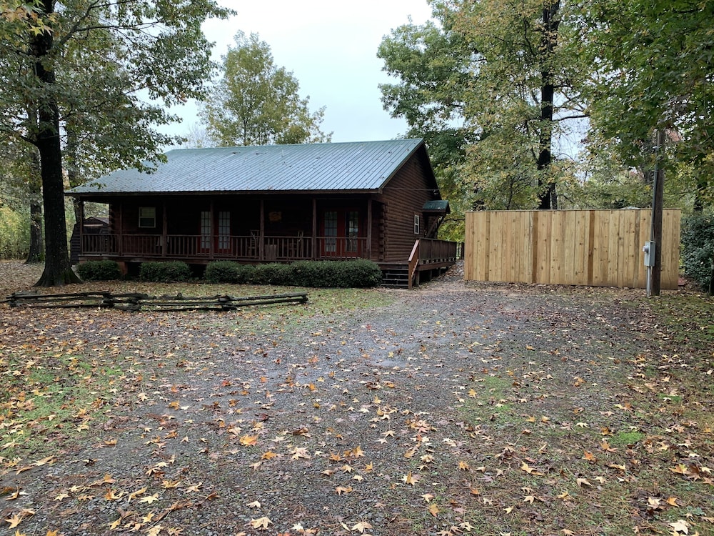 Log Cottage on the Little Red River with hot tub. Deals & Reviews