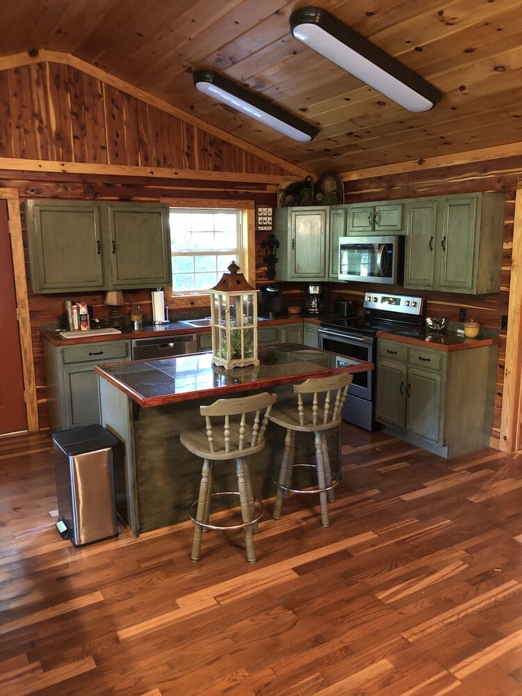 Log Cottage on the Little Red River with hot tub. Deals & Reviews