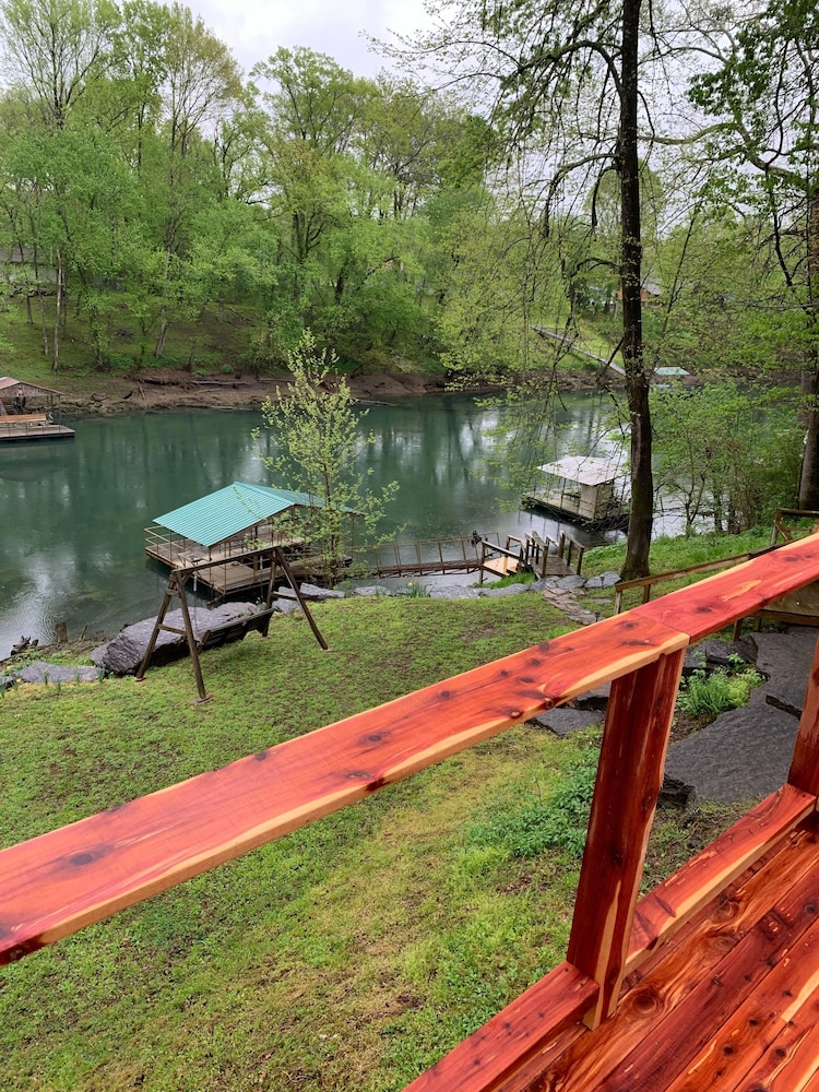 Log Cottage on the Little Red River with hot tub. Deals & Reviews