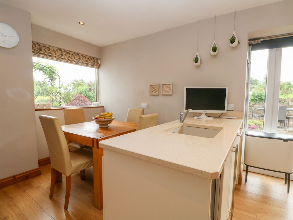 MOODY HOUSE FARM, pet friendly, character holiday cottage in Chorley