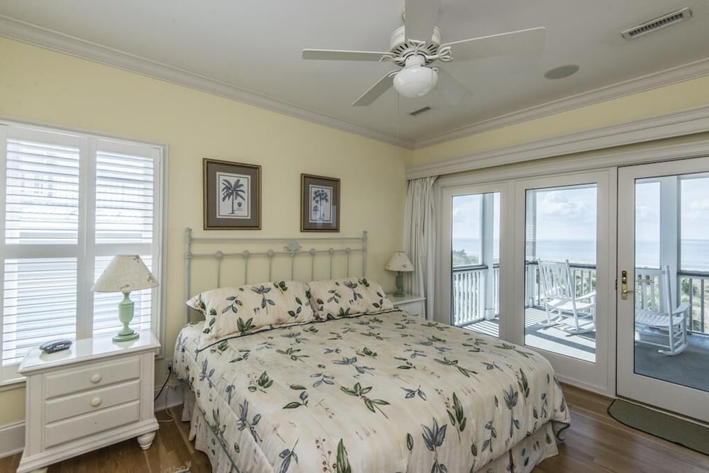 Spacious Beachfront Home on St. Helena Sound; 2 Screened Porches; Sundeck w/ Sunset Views