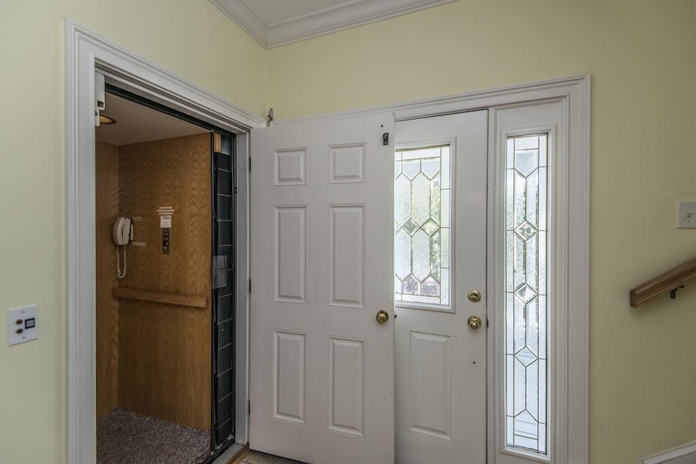 Spacious Beachfront Home on St. Helena Sound; 2 Screened Porches; Sundeck w/ Sunset Views