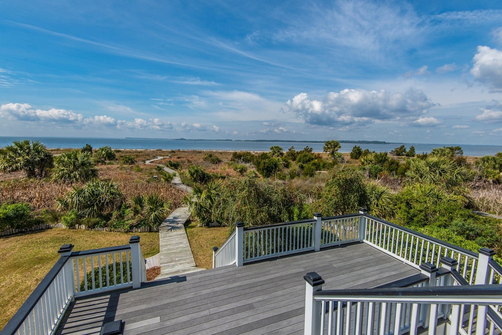 Spacious Beachfront Home on St. Helena Sound; 2 Screened Porches; Sundeck w/ Sunset Views