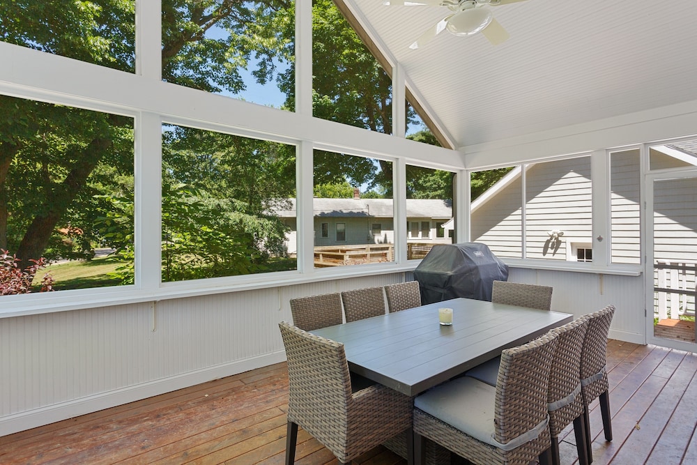 Sun's Up - Bar Down! 5Bed, 3 Bath + Hot Tub, Walk to 2 Beaches