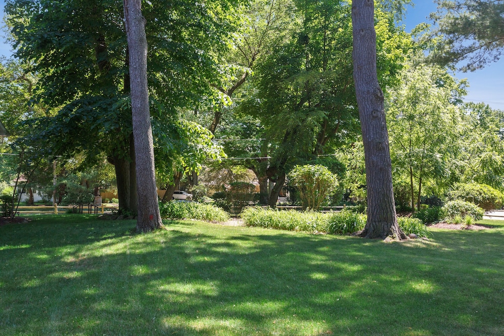 Sun's Up - Bar Down! 5Bed, 3 Bath + Hot Tub, Walk to 2 Beaches