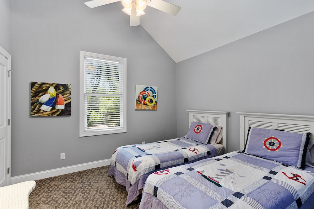 Sun's Up - Bar Down! 5Bed, 3 Bath + Hot Tub, Walk to 2 Beaches