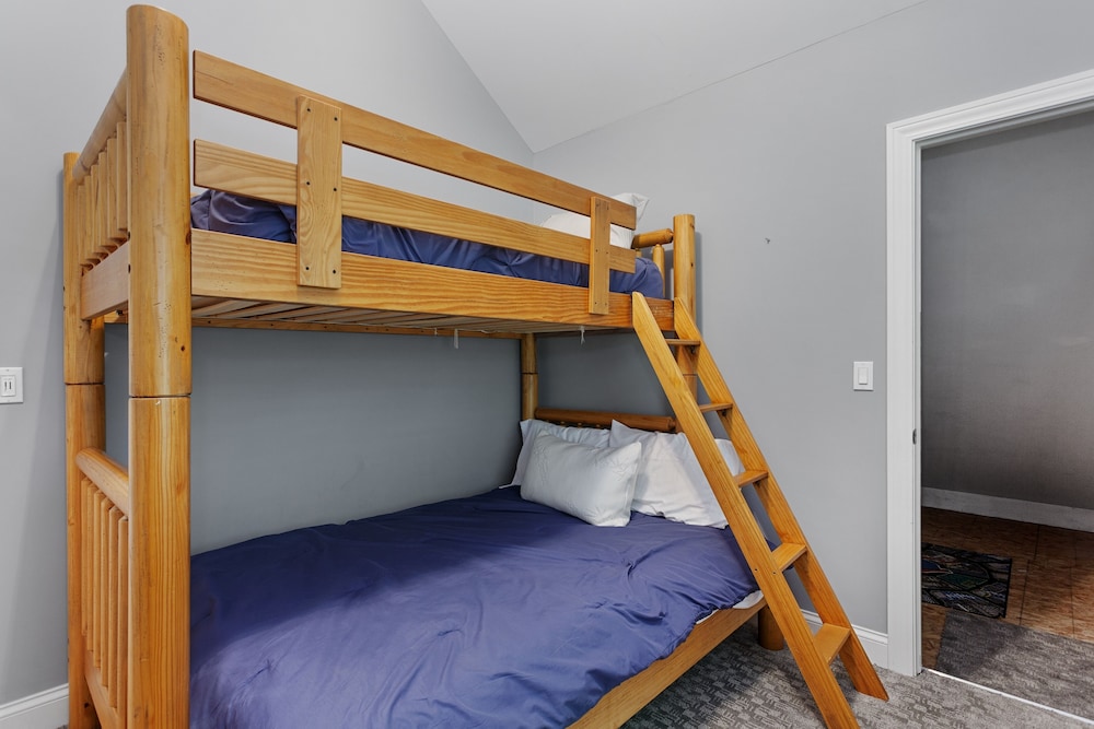 Sun's Up - Bar Down! 5Bed, 3 Bath + Hot Tub, Walk to 2 Beaches