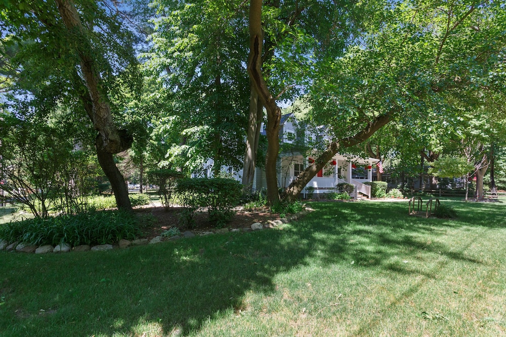 Sun's Up - Bar Down! 5Bed, 3 Bath + Hot Tub, Walk to 2 Beaches