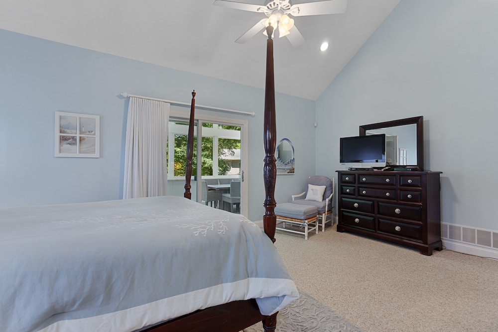 Sun's Up - Bar Down! 5Bed, 3 Bath + Hot Tub, Walk to 2 Beaches