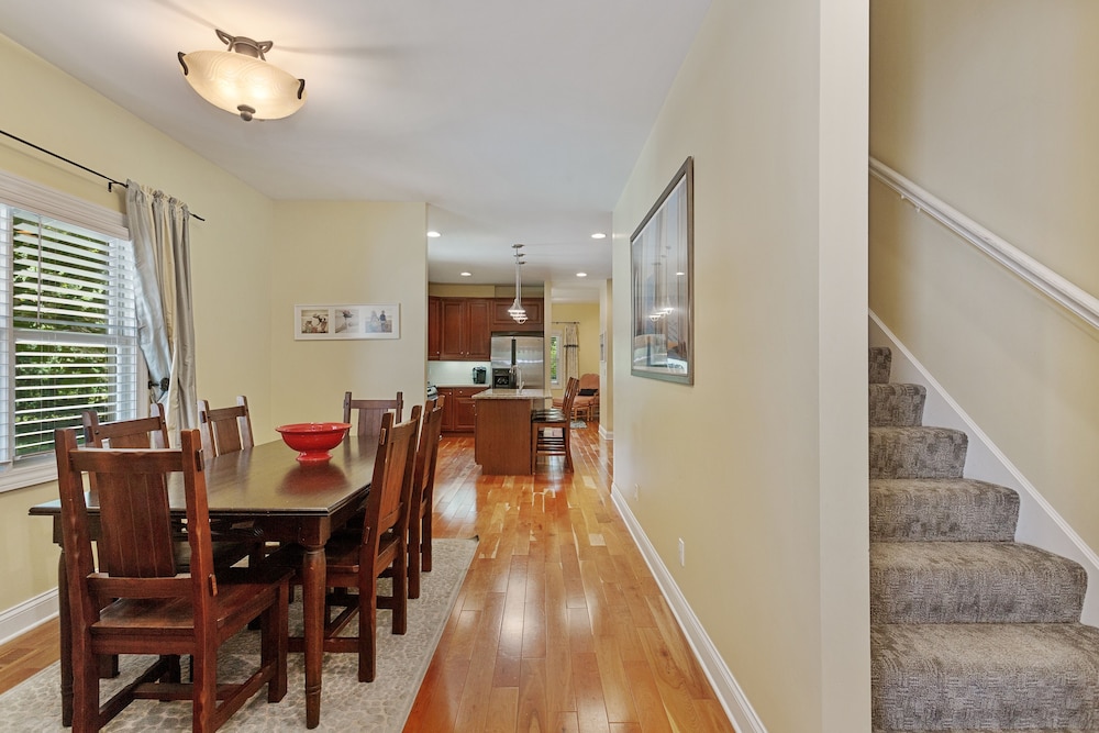 Sun's Up - Bar Down! 5Bed, 3 Bath + Hot Tub, Walk to 2 Beaches