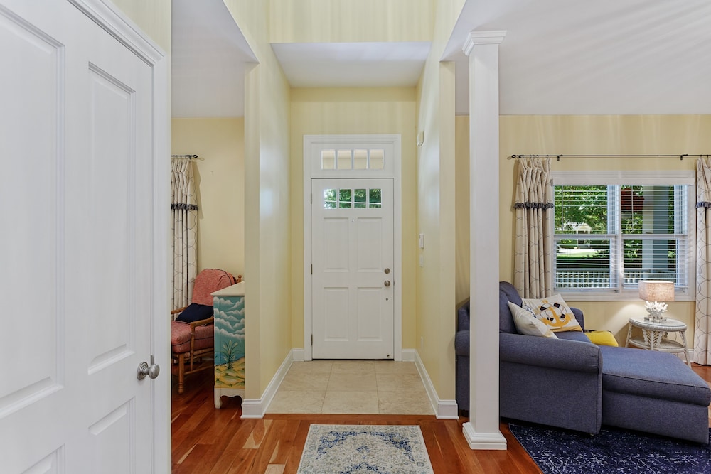 Sun's Up - Bar Down! 5Bed, 3 Bath + Hot Tub, Walk to 2 Beaches