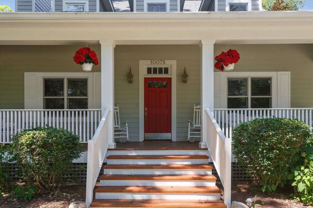 Sun's Up - Bar Down! 5Bed, 3 Bath + Hot Tub, Walk to 2 Beaches