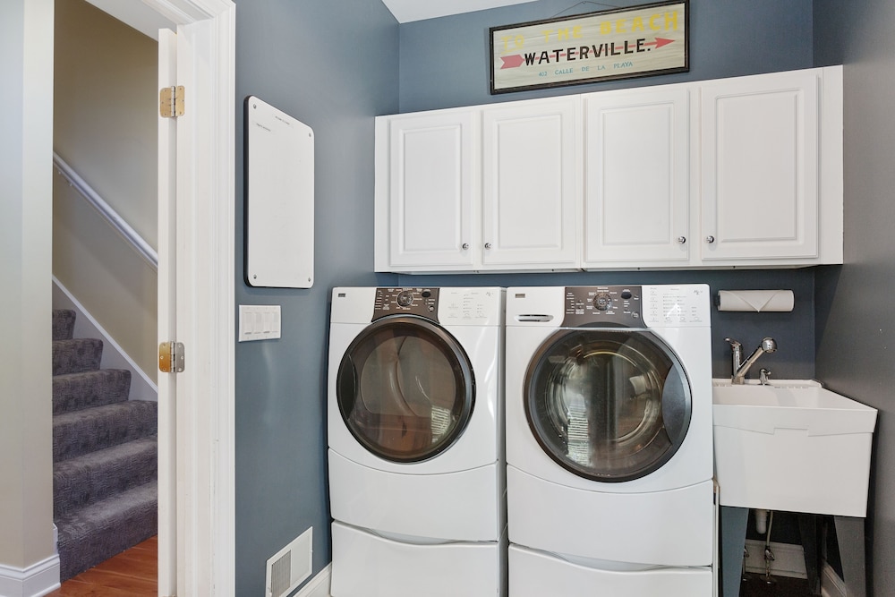 Sun's Up - Bar Down! 5Bed, 3 Bath + Hot Tub, Walk to 2 Beaches