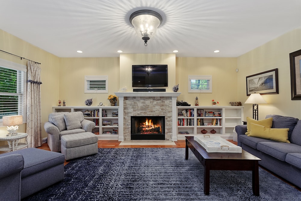 Sun's Up - Bar Down! 5Bed, 3 Bath + Hot Tub, Walk to 2 Beaches