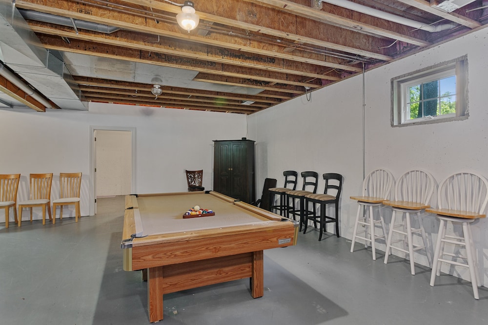 Sun's Up - Bar Down! 5Bed, 3 Bath + Hot Tub, Walk to 2 Beaches