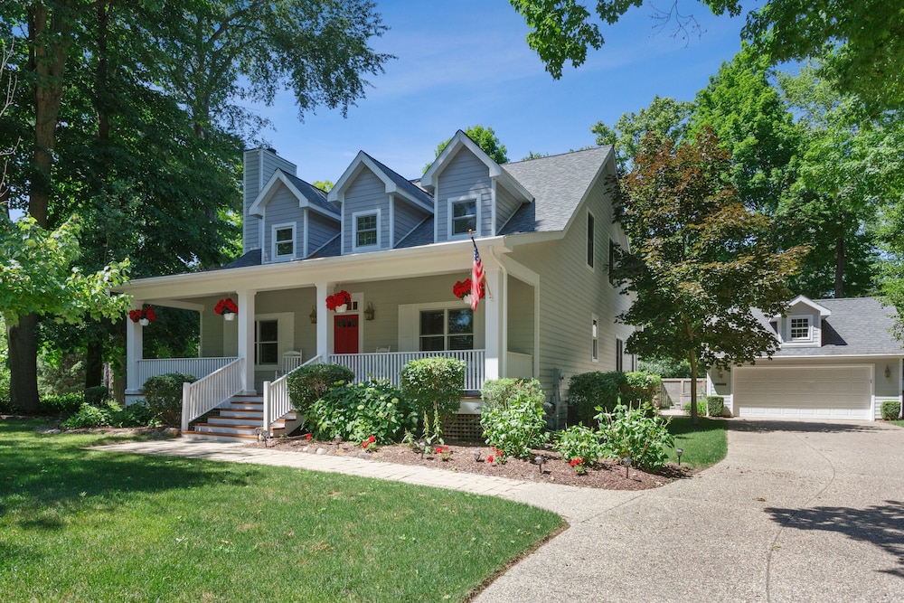 Sun's Up - Bar Down! 5Bed, 3 Bath + Hot Tub, Walk to 2 Beaches