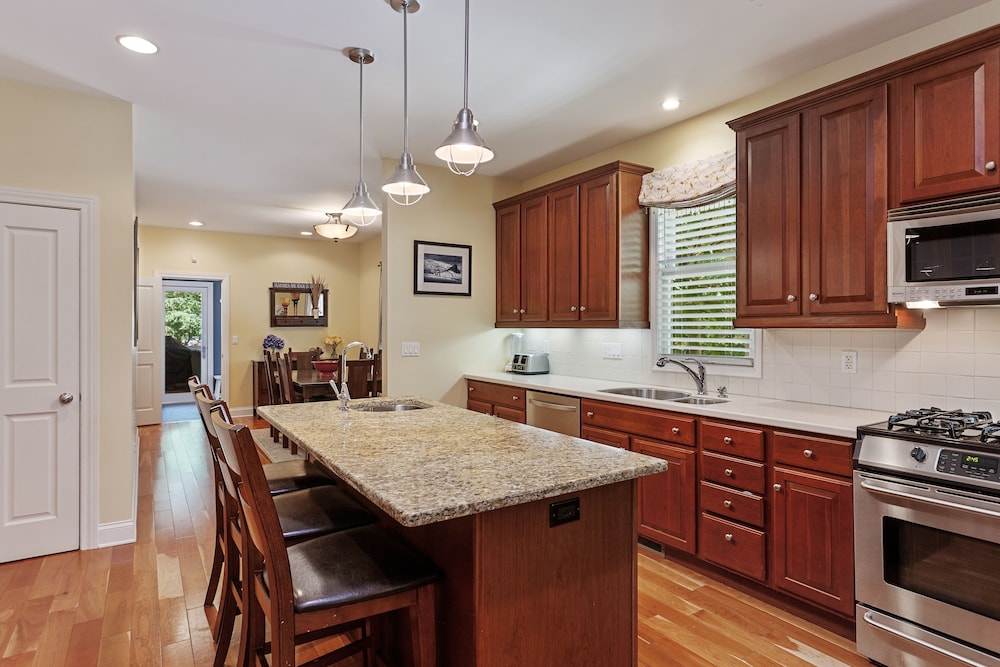 Sun's Up - Bar Down! 5Bed, 3 Bath + Hot Tub, Walk to 2 Beaches