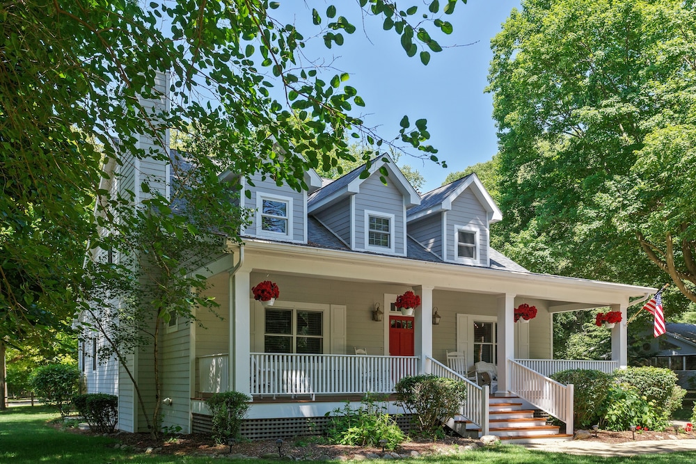 Sun's Up - Bar Down! 5Bed, 3 Bath + Hot Tub, Walk to 2 Beaches