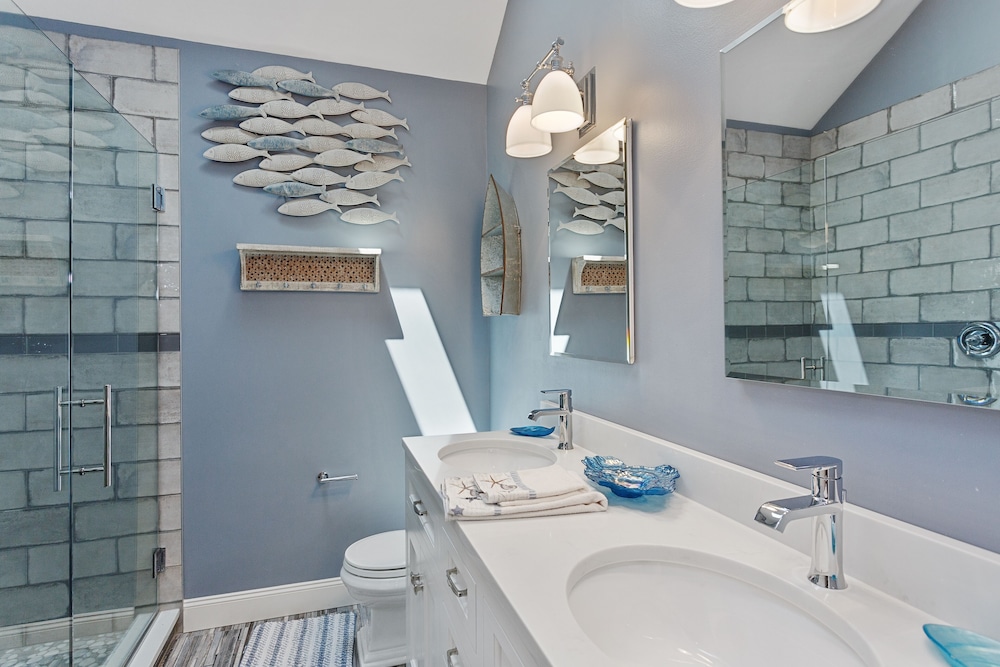 Sun's Up - Bar Down! 5Bed, 3 Bath + Hot Tub, Walk to 2 Beaches