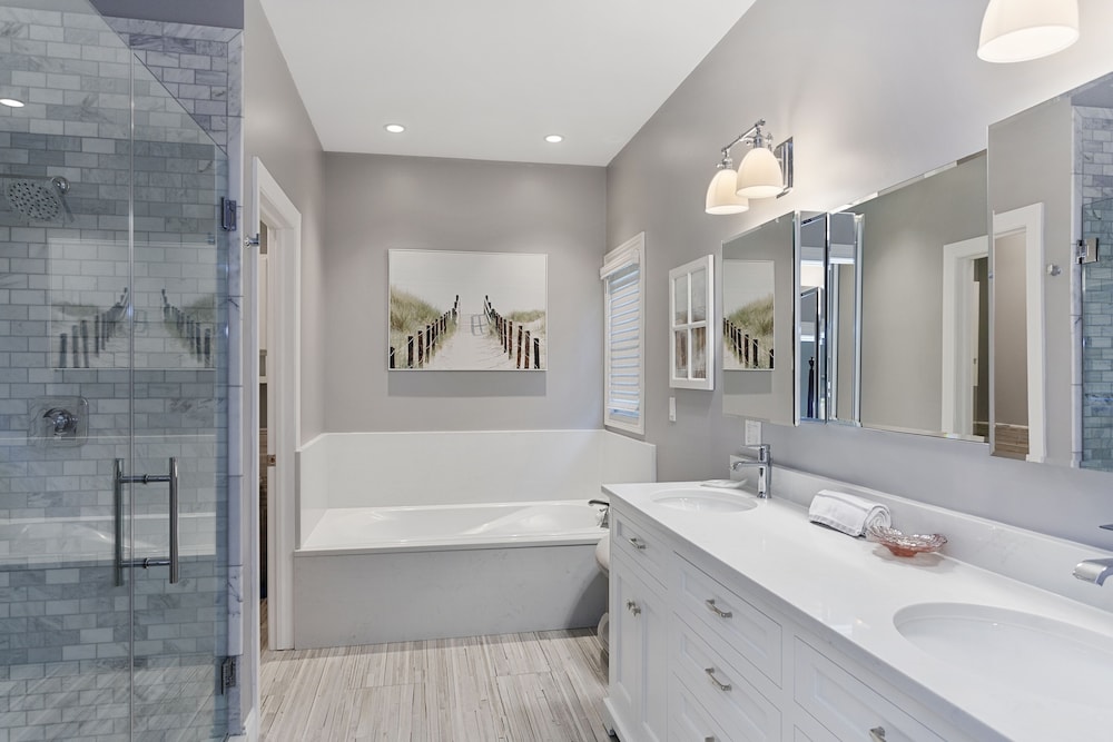 Sun's Up - Bar Down! 5Bed, 3 Bath + Hot Tub, Walk to 2 Beaches