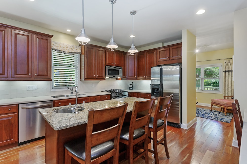 Sun's Up - Bar Down! 5Bed, 3 Bath + Hot Tub, Walk to 2 Beaches