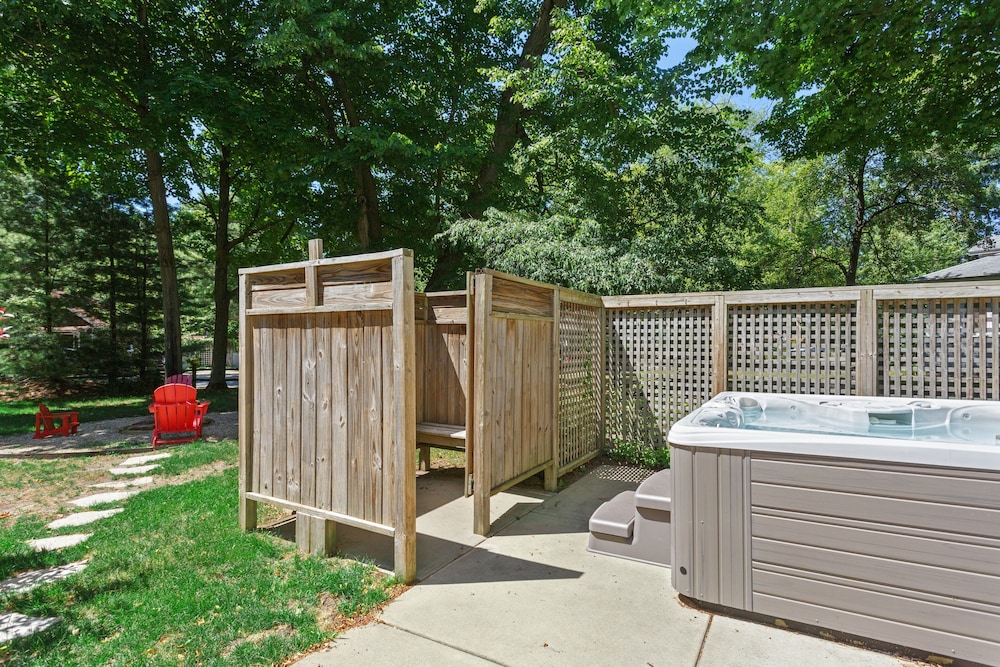 Sun's Up - Bar Down! 5Bed, 3 Bath + Hot Tub, Walk to 2 Beaches