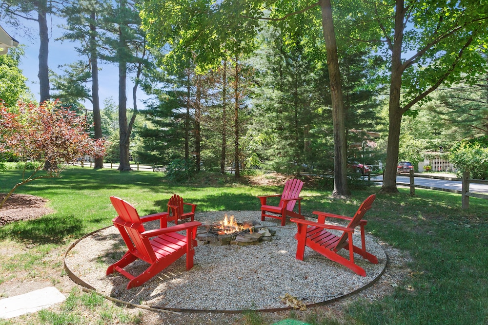 Sun's Up - Bar Down! 5Bed, 3 Bath + Hot Tub, Walk to 2 Beaches