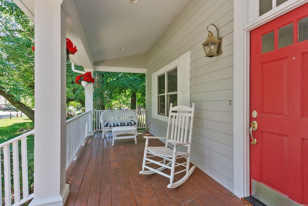 Sun's Up - Bar Down! 5Bed, 3 Bath + Hot Tub, Walk to 2 Beaches