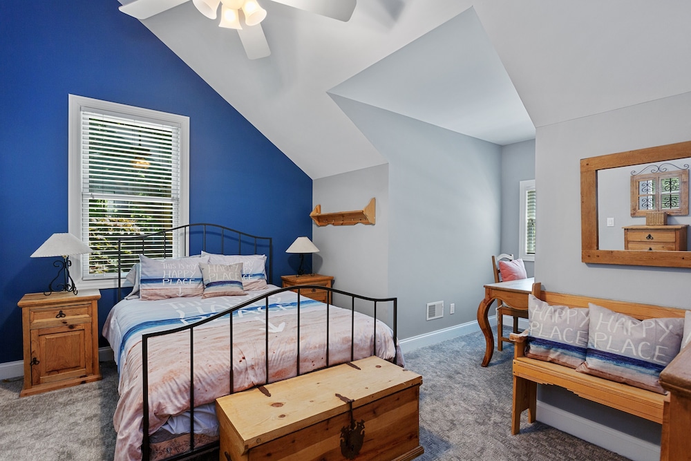 Sun's Up - Bar Down! 5Bed, 3 Bath + Hot Tub, Walk to 2 Beaches