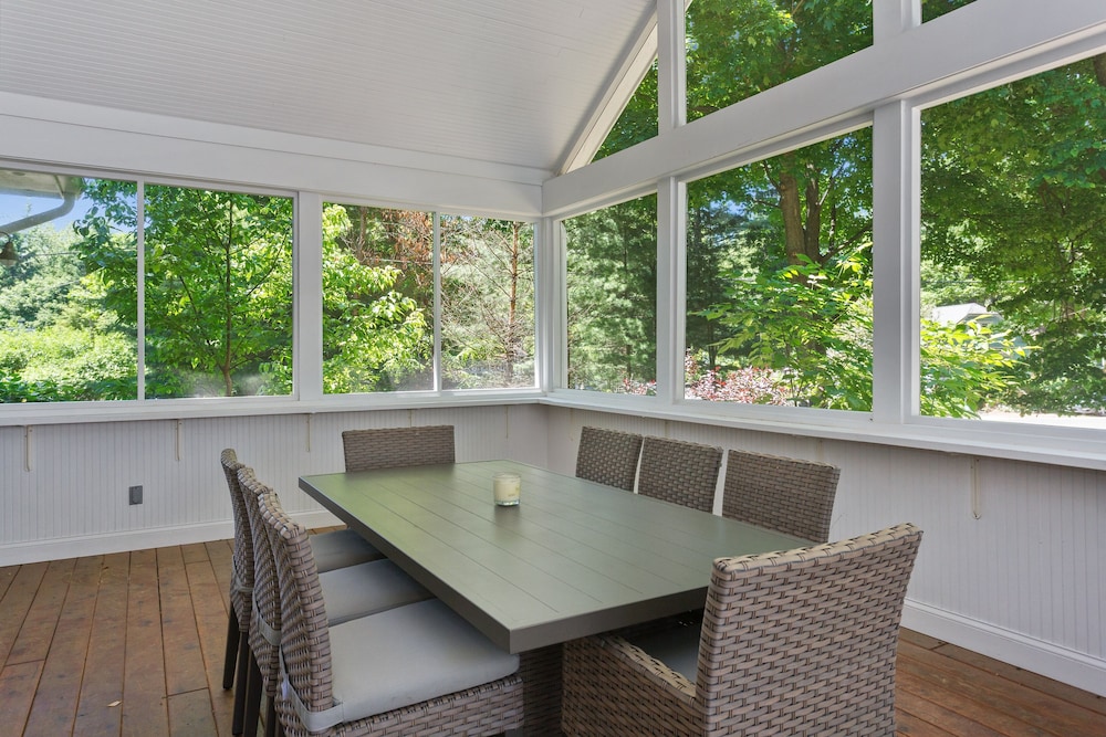 Sun's Up - Bar Down! 5Bed, 3 Bath + Hot Tub, Walk to 2 Beaches