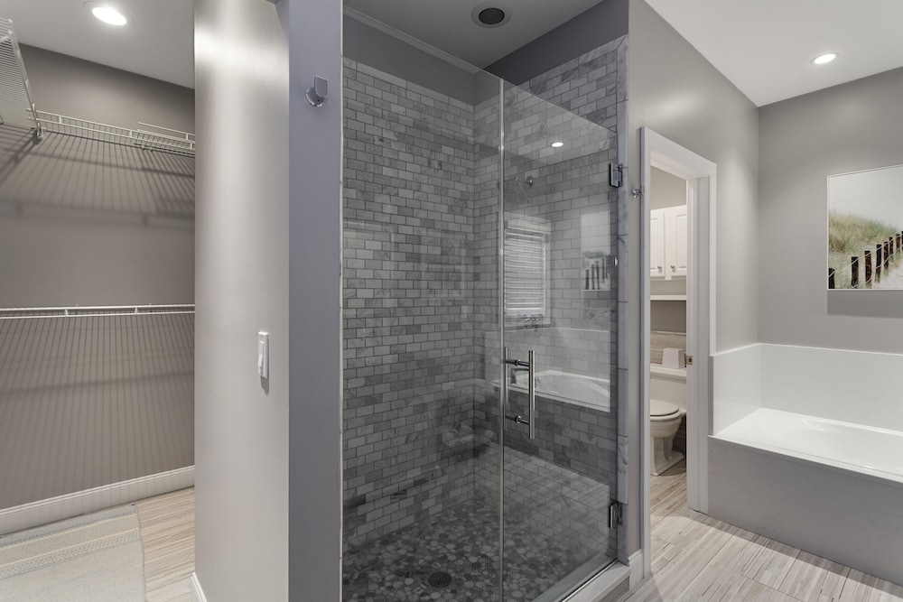 Sun's Up - Bar Down! 5Bed, 3 Bath + Hot Tub, Walk to 2 Beaches