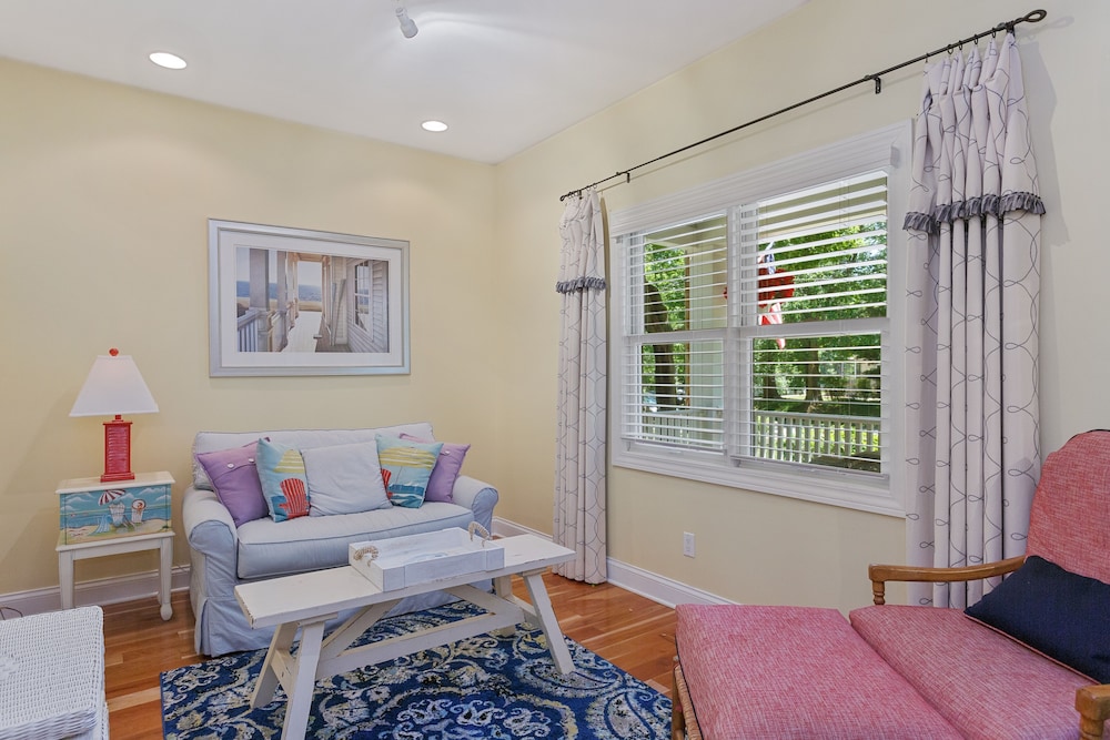 Sun's Up - Bar Down! 5Bed, 3 Bath + Hot Tub, Walk to 2 Beaches