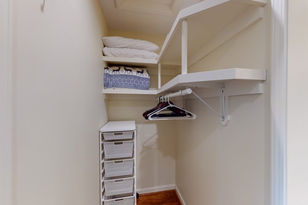 Twostory, dogfriendly chalet with an enclosed yard and furnished decks Beech Mountain Vrbo