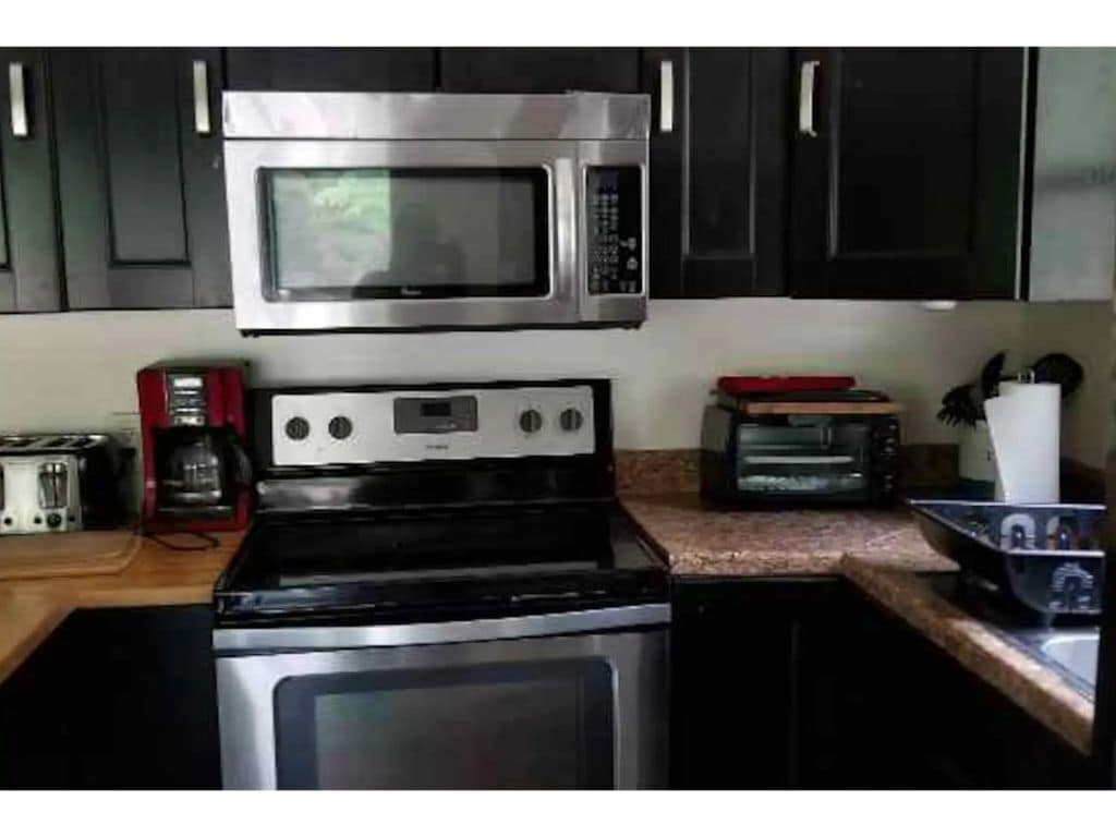 Charming 6 Bedroom Pocono Getaway!! in Pocono Lake, United States