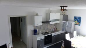 Großer Kühlschrank, Ofen, Herd, Wasserkocher mit Kaffee-/Teezubehör
