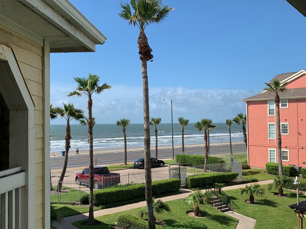 Laurie's Lookout Executive Rental, Safe, Beach & Pool View, Top Floor