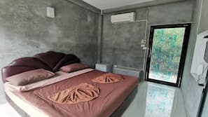 Minibar, free WiFi, linens