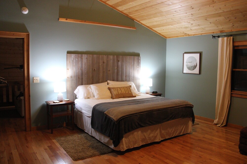 Toccoa Riverfront Retreat Cabin on private Toccoa river shoreline