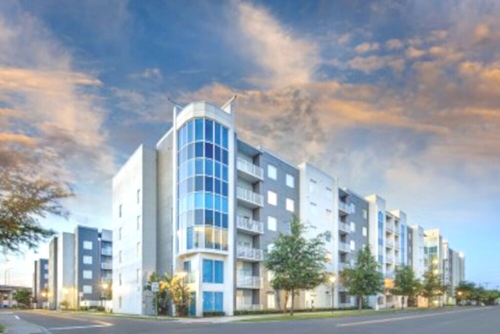 Penthouse Apt w/ Pool View, 2 Master Bedrooms