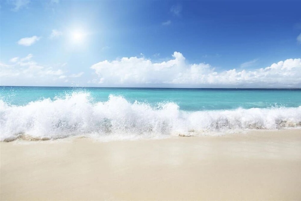 Penthouse Apt w/ Pool View, 2 Master Bedrooms