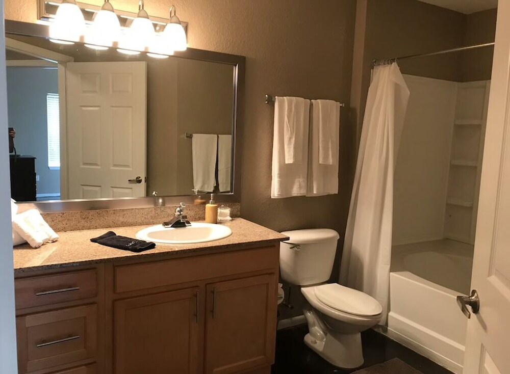 Penthouse Apt w/ Pool View, 2 Master Bedrooms