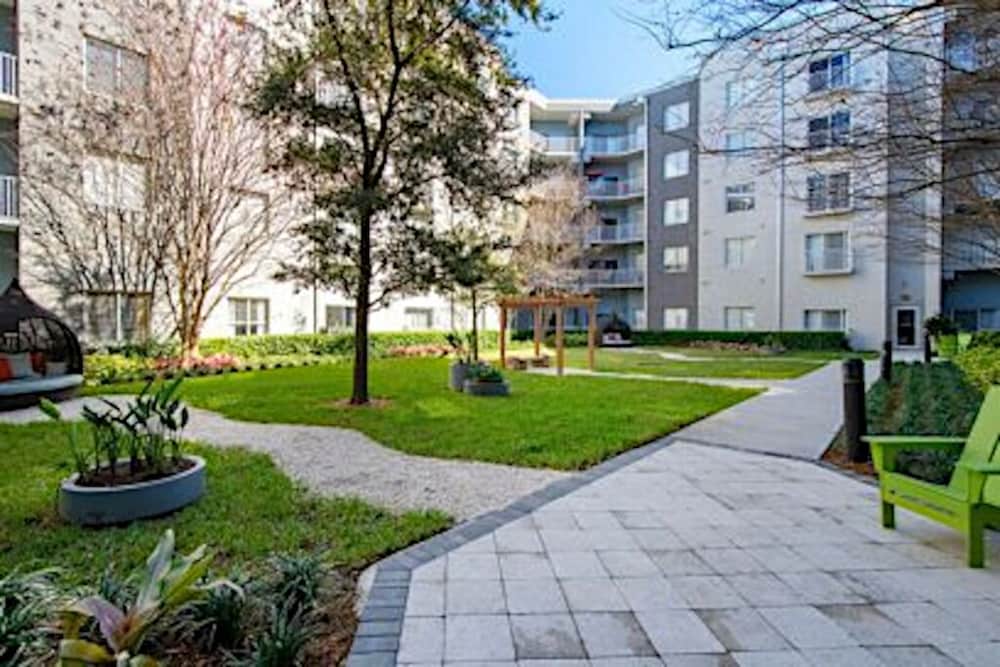 Penthouse Apt w/ Pool View, 2 Master Bedrooms