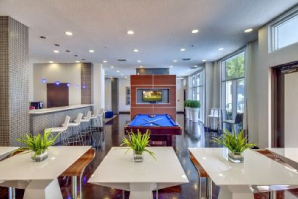 Penthouse Apt w/ Pool View, 2 Master Bedrooms