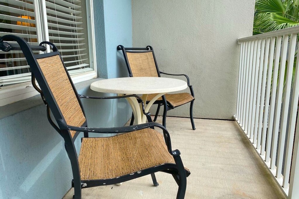 Penthouse Apt w/ Pool View, 2 Master Bedrooms