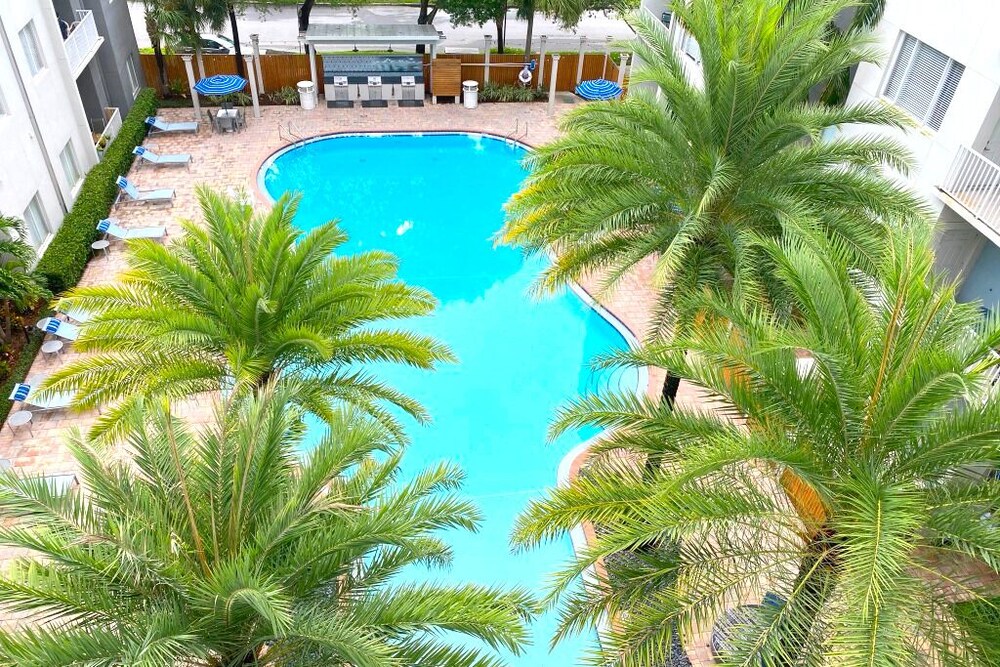 Penthouse Apt w/ Pool View, 2 Master Bedrooms