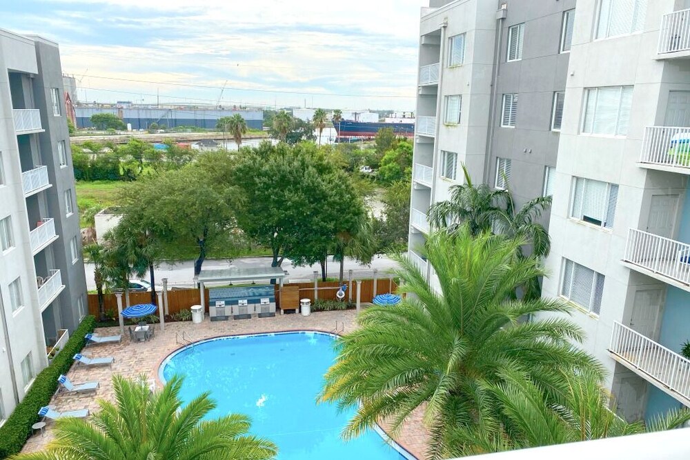 Penthouse Apt w/ Pool View, 2 Master Bedrooms