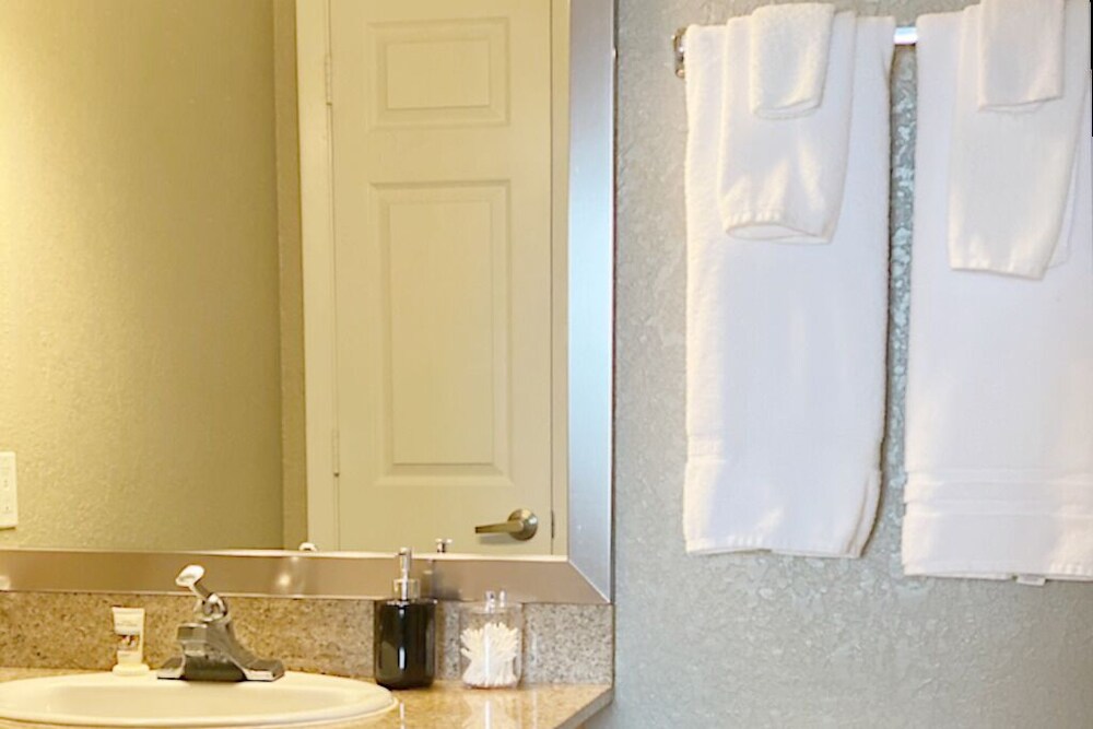 Penthouse Apt w/ Pool View, 2 Master Bedrooms